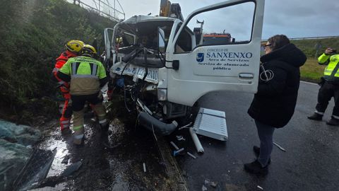 Uno de los camiones accidentados es del parque m�vil del Concello de Sanxenxo