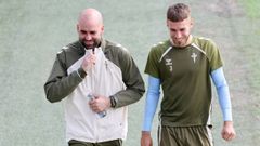 Claudio Gir�ldez y �scar Mingueza en el inicio del entrenamiento previo al partido con el Athletic.