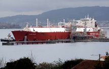 Uno de los gaseros de la naviera Knutsen que atracaron en Reganosa el pasado a�o.