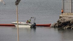 Colocaci�n de las boyas flotantes para delimitar las aguas jurisdiccionales de la playa del Tarajal de Ceuta, que la separa de Marruecos