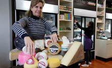 Luz Sanmart�n selecciona una variedad de quesos entre el casi centenar de referencias de las que disponen. 
