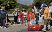 Cativos que participaron no campamento de ver�n e pais disfrutaron onte dunha festa. 