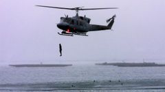 Los buceadores de combate, en uno de los ejercicios que se llevaron a cabo en la r�a de Vigo a finales de marzo del 2001.