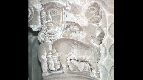 Dos onocentauros simtricos en un capitel de la iglesia de San Juan de Amandi, Villaviciosa (Asturias)