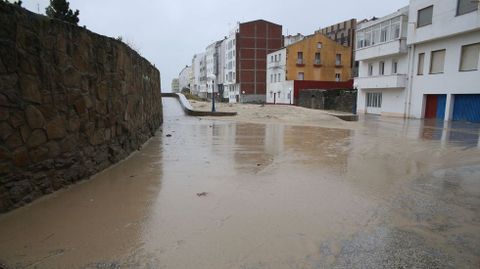 La arena de A Arnela (Corme) lleg� a la carretera