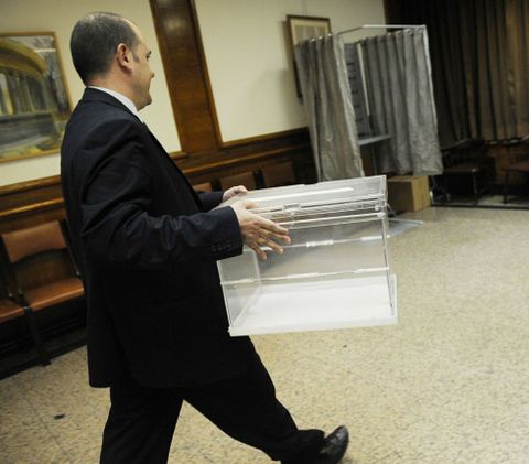 Los 372 mesas electorales de Vigo registraron ayer los �ltimos preparativos antes de abrir hoy. 