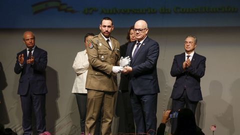 Daniel Sans�n, de al UME, recogiendo la Menci�n de Honor