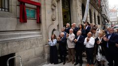 La alcaldesa, In&eacute;s Rey, y el presidente de la Academia de Medicina, Francisco Martelo, descubrieron la placa conmemorativa de los casi dos siglos de actividad de la instituci&oacute;n de la ciudad acompa&ntilde;ados por representantes pol&iacute;ticos y del &aacute;mbito sanitario