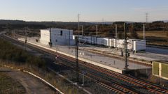 La nave de la imagen cubre el cambiador de ancho de Taboadela, por donde circulan los Alvia que se dirigen a Santiago, A Coru�a y Vigo.