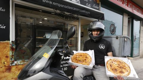 Xos Basdedios, conocido como Xe, con la moto con la que reparte sus empanadas caseras por varios concellos de la ra de Pontevedra