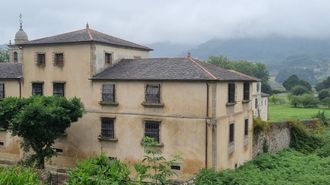 La parcela del convento de Valdeflores, al fondo de la imagen, ha sido segada y limpiada recientemente por mantenimiento