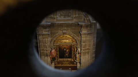 Durante el ascenso a la torre hay pequeas aberturas para dar luz a la escalera que ofrecen vistas sobre detalles del interior de la catedral