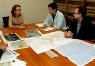 Encarnaci�n Rivas, ayer, junto al edil Samuel Lago (centro).