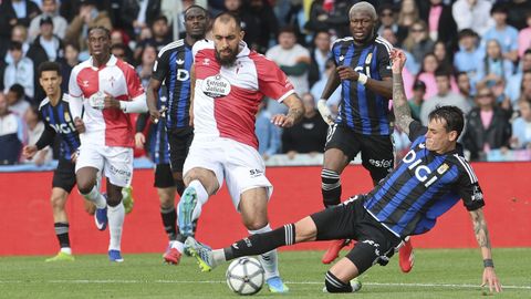 Nico Fonseca ante Borja Iglesias, con Sibo detr�s, durante el Celta-Real Oviedo