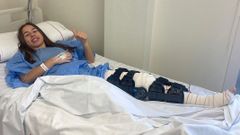 La jugadora de As Celtas Paula Gonz�lez, tras ser operada de la rodilla.