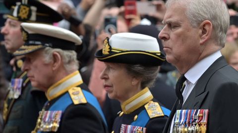 Andr�s, la princesa Ana y el rey Carlos III, en el cortejo f�nebre de Isabel II en el 2022