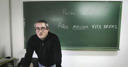 �Ars magna vita brevis: El arte es demasiado grande para una vida tan breve�, lema del departamento de Lat�n del Castro Alobre. 