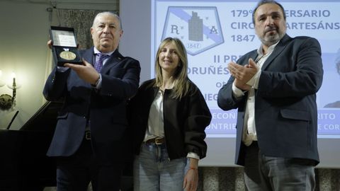 El padre de Diego Gonz�lez Rivas,� Jos� Gonz�lez ?en la imagen con la concejala Nereida Canosa y Roberto Parga, presidente del Circo de Artes�ns? recogi� el Premio Coru��s do Ano concedido al cirujano tor�cico.