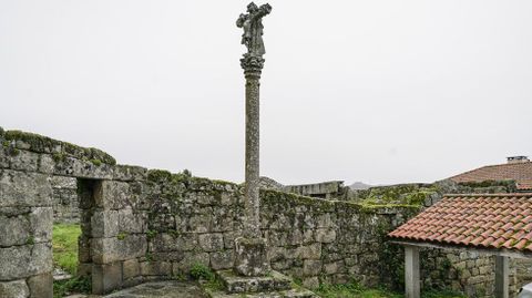 Cruceiro en la Praza do Eiro, Calvos de Randn