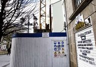 En el bajo anexo hay pegatinas denunciando la situaci�n.