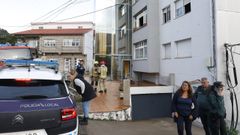 Policas, bomberos y Guardia Civil seguan esta maana de sbado en el edificio de Bueu en el que se registr el incendio, adonde acudieron vecinos