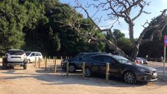 Destrozan la sealizacin que regulaba el trfico y los aparcamientos en la playa de Cuevas del Mar (Llanes)