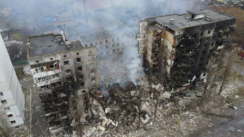 Los ataques rusos destruyeron un edificio residencial en la zona de Kiev 