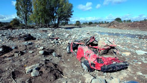 El coche de dos de los desaparecidos, en el lecho del r�o en Espluga de Francol�