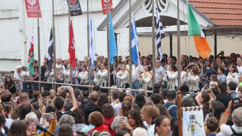 Izado de banderas en Ortigueira
