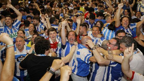 Los deportivistas en A Coru�a durante uno de los goles de Bil Nsongo ante el Valladolid
