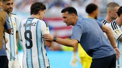 Scaloni (derecha), dando instrucciones a Juli�n �lvarez, durante una pausa de hidrataci�n.