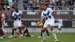 Bright Ede celebra su gol, anotado en un saque de esquina