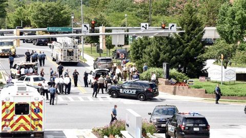 Polic�as se desplegaron ante la sede del diario �Capital Gazette� en Annapolis