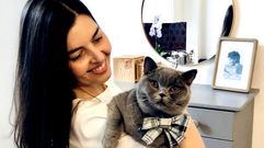 Carmen Garrido posa con Tita, que se present� a su primer certamen y se clasificado en la final de Meowision.