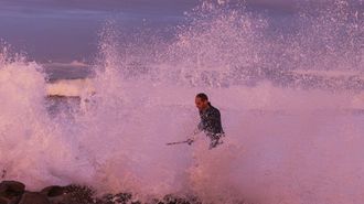 Jug�ndose la vida en O Roncudo, entre olas de m�s de 3 mestros, por un pu�ado de percebes