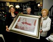 nxeles Iglesias entreg el cuadro a la ganadora, Salom Crespo.