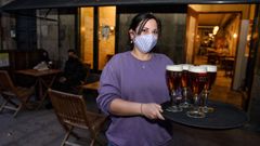 Una de las camareras del Valent�n atendiendo a los clientes al final de la jornada