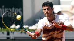 El paraguayo Dani Vallejo, en un lance de su partido de segunda ronda ante el franc�s Mo�se Kouam� en Roland Garros.