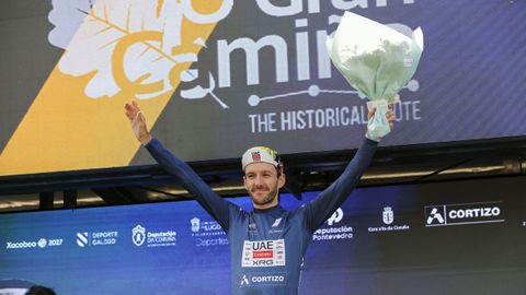 Adam Yates con el maillot de l�der de monta�a