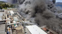 Impresionante incendio en las instalaciones de la conservera Jealsa, en Boiro