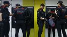 Unos agentes de los Mossos efect�an un registro e identificaci�n en el centro de Barcelona, en una imagen de archivo