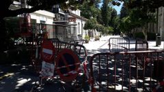 Unas vallas impiden el paso de veh�culos al centro de salud de Caldas, en el peatonal paseo de Rom�n L�pez