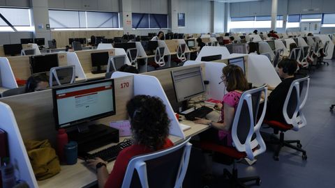 En las instalaciones de O Pereiro de Aguiar donde se atienden el 012 y otros teléfonos trabajan alrededor de 150 personas.