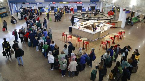 Largas colas en la zona de facturaci&oacute;n, una semana antes de que aumente el tr&aacute;fico de pasajeros por las obras de Lavacolla