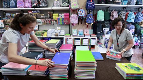 Una librería de Lugo, repleta de material escolar