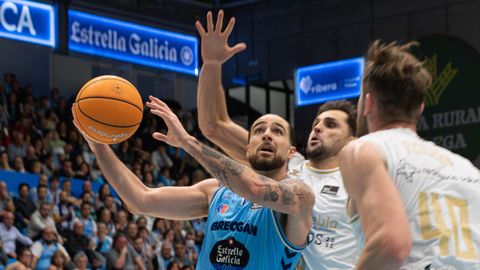 Francis Alonso, el maximo anotador breoganista esta temporada, en una penetraci�n en la visita del San Pablo Burgos al Pazo.