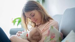 Una mujer con un reci�n nacido