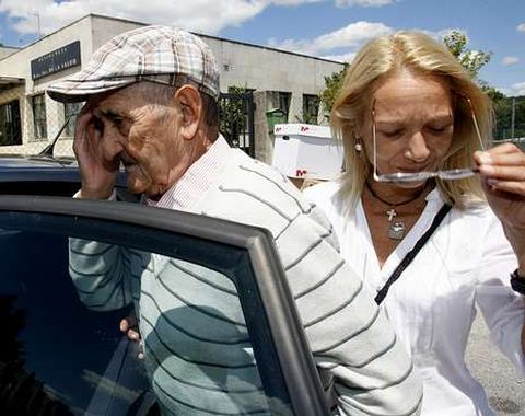 Antonio Lopes Gon�alves con su hijastra, Mar�a Alves.