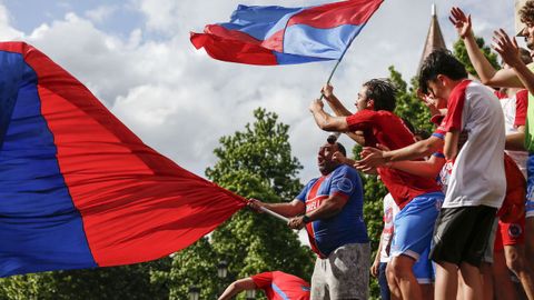 �Celebraste el ascenso de la UD Ourense?.La fiesta comenz� en Meis y se traslad� a la fuente de Concepci�n Arenal