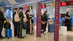 Imagen de la cola para facturar equipaje en Vueling e Iberia en el aeropuerto de Alvedro.